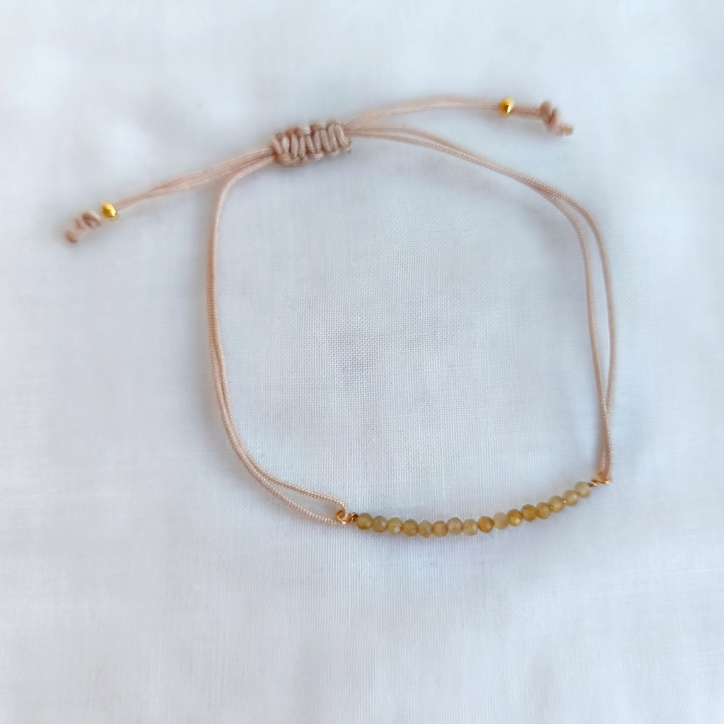 Pulsera Macramé Piedras Cream (Dorado)