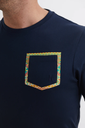 Camiseta Bolsillo Detalle Etnico Marino