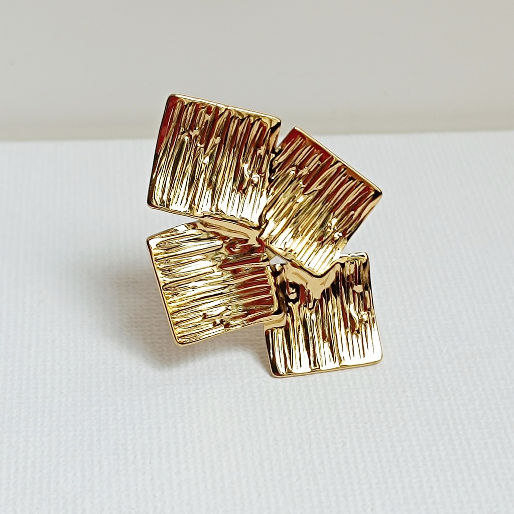 Anillo Cuatro Cuadrados Relieve Dorado