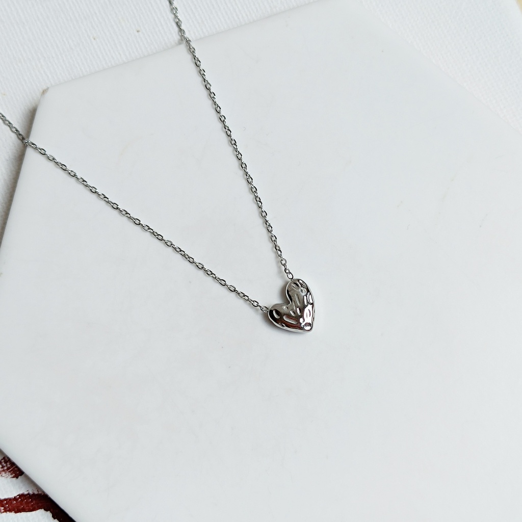 Collar Charm Corazón 3D Relieve Plateado