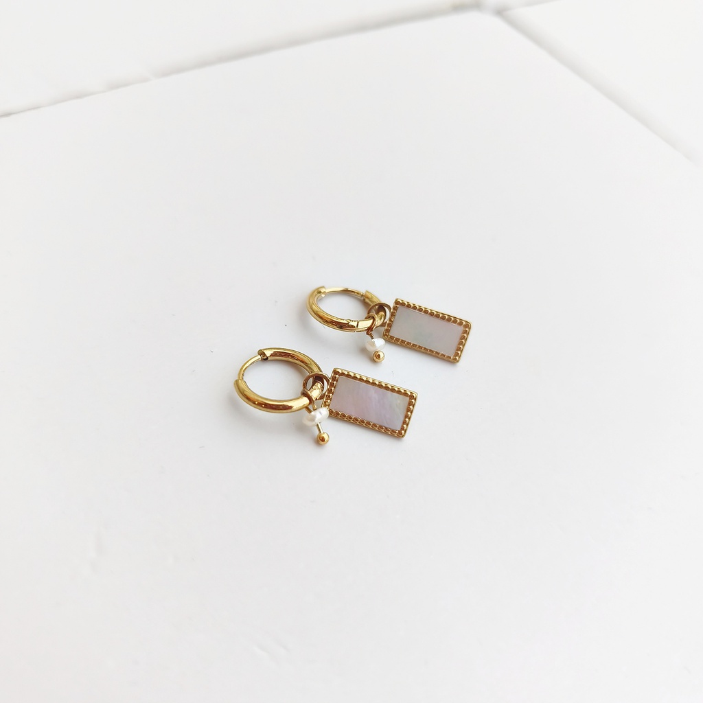Aritos Charm Nácar Dorado