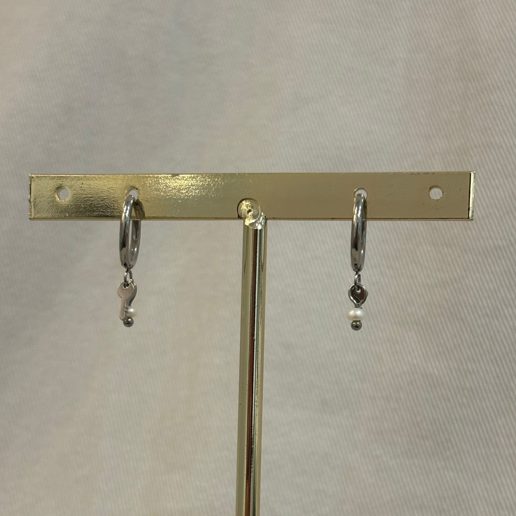 Arito Charm Llave Con Perla Plateado
