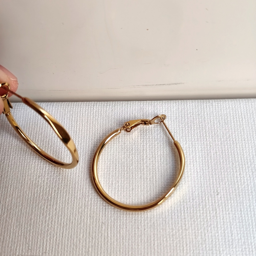 Aros Pequeños Básicos Con Toque Plano Dorado
