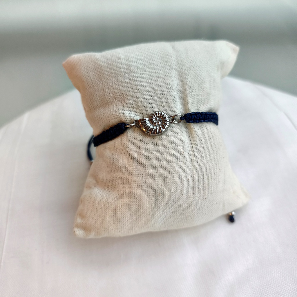 Pulsera Trenzada Azul Marino Caracola (Plateado)