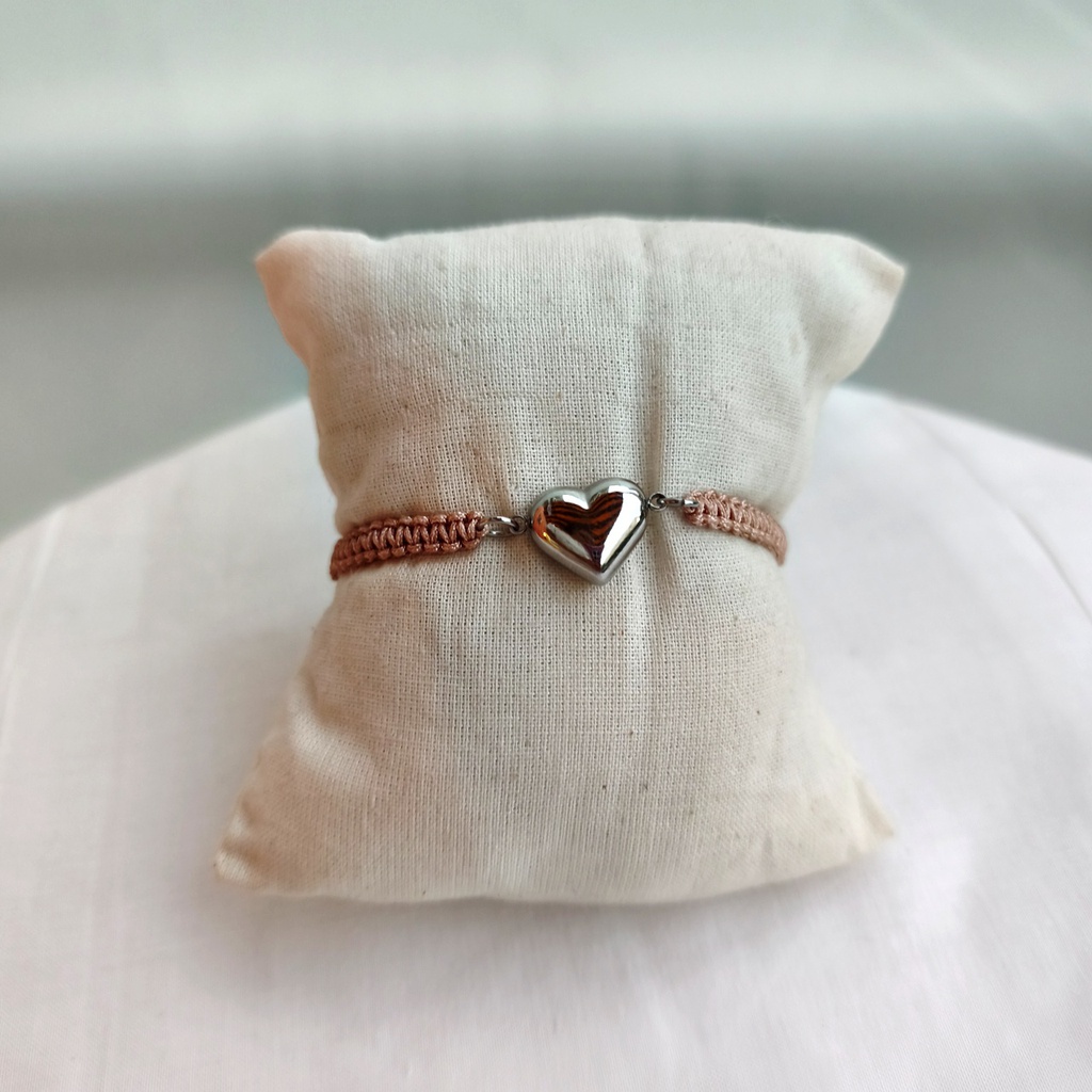 Pulsera Trenzada Beige Corazón (Plateado)