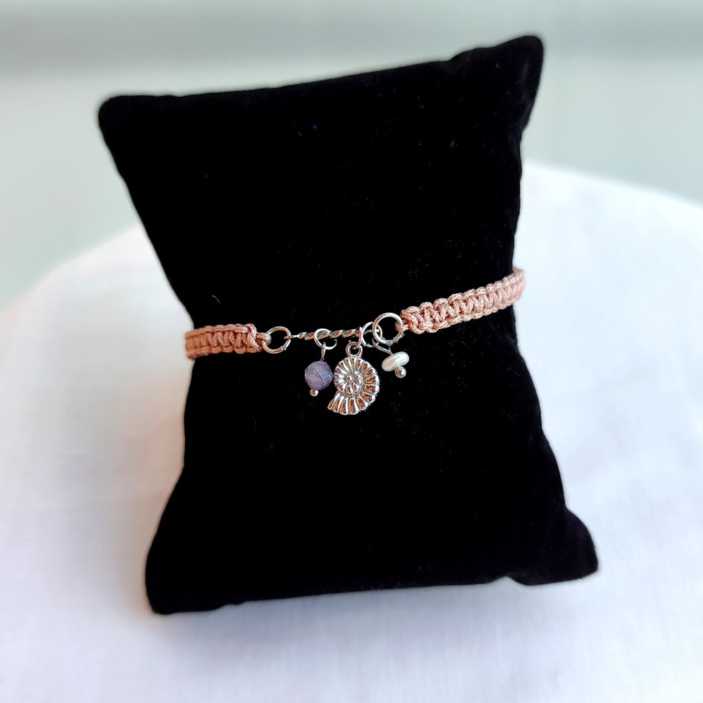 Pulsera Trenzada Beige Triple Charm Caracola (Plateado)