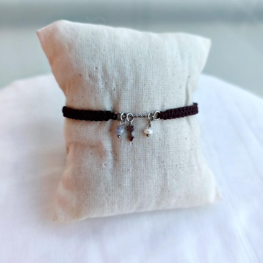 Pulsera Trenzada Marrón Triple Charm Flechita (Plateado)