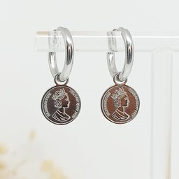 Aritos Charm Extraíble Medalla Queen Plateado