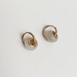[J250011] Aros Con Charm Piedra Blanca Dorado